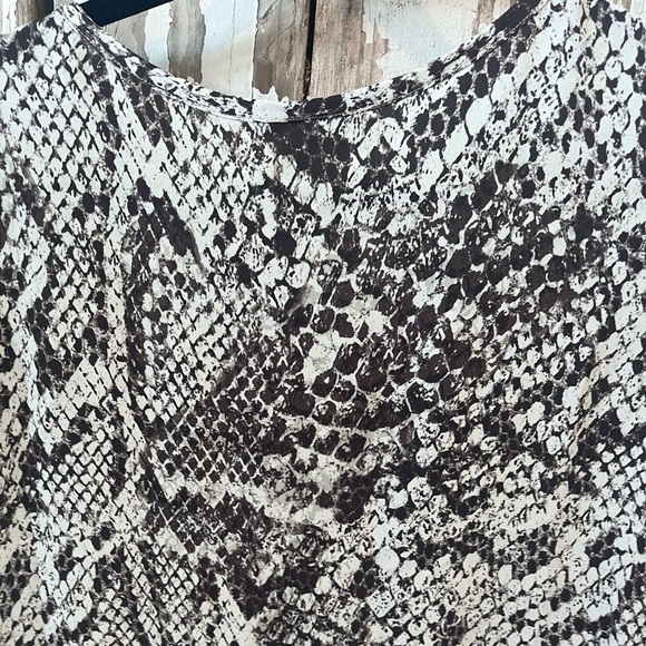Lavender Brown snake print brown & white top small - Picture 4 of 4